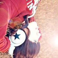 让想念的歌不在唱:带着耳机听着歌的唯美头像_WWW.TQQA.COM