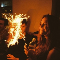 持枪灭婊女QQ头像:喜欢一个人_WWW.TQQA.COM