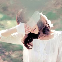 绿色意境女生头像:喜欢夏天闻雨的味道_WWW.TQQA.COM