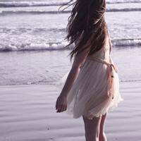 海边背影唯美女生QQ头像:海天连一线_WWW.TQQA.COM