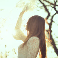 唯美阳光女生头像侧面:和你的记忆在慢慢褪色_WWW.TQQA.COM