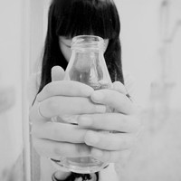 带伤感文字的黑白QQ头像:还是喜欢一个人独自伤_WWW.TQQA.COM