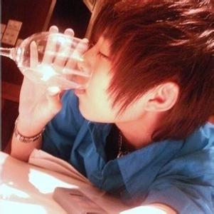 欧美头像男生喝酒_WWW.TQQA.COM