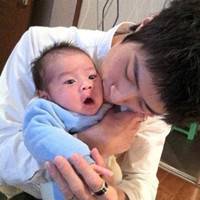 情侣抱小孩的头像:抱着宝宝好有爱_WWW.TQQA.COM