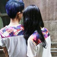 qq情侣双人合照头像:人群中只有我和你_WWW.TQQA.COM