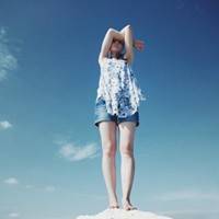 蓝色天空下的女生唯美头像:放手去爱_WWW.TQQA.COM