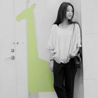 手里拿袋鱼的头像:蓝色背景唯美小清新_WWW.TQQA.COM