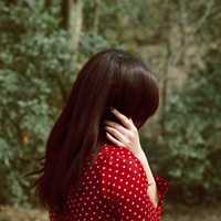 陪你把幸福装满:唯美女生背影长发头像:一个人不_WWW.TQQA.COM