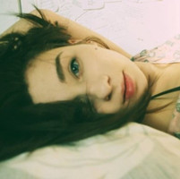最新英伦风女生qq头像:伤感:把伤心留在心中_WWW.TQQA.COM