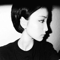我只能在KTV说爱:伤感颓废黑白女生qq头像_WWW.TQQA.COM
