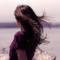 QQ头像紫色背景女生:浪漫系:生活很美好_WWW.TQQA.COM