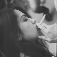 欧美抽烟女人头像:灰色:衮TMD蜜语甜言_WWW.TQQA.COM