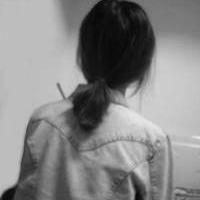 女生伤感灰色头像抽烟的:心是一座坟_WWW.TQQA.COM