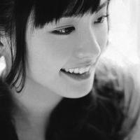 QQ灰色女生头像:带上耳机躲在寂寞黑夜里。_WWW.TQQA.COM