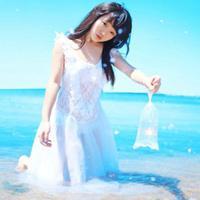手里拿袋鱼的头像:蓝色背景唯美小清新_WWW.TQQA.COM