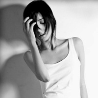 灰色配女生头像伤感:绿茶婊:白莲花_WWW.TQQA.COM