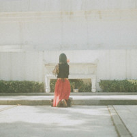 唯美阳光下女生头像:你的沉默我不懂_WWW.TQQA.COM