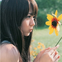 唯美拿白色花的女生头像:朦胧的意境_WWW.TQQA.COM
