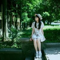 森系女生qq头像伤感:抱着回忆等半年_WWW.TQQA.COM