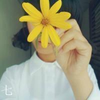 唯美拿白色花的女生头像:朦胧的意境_WWW.TQQA.COM