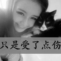 QQ灰色女生头像:带上耳机躲在寂寞黑夜里。_WWW.TQQA.COM