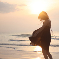 我不能哭:眼镜忍的好辛苦:唯美逆光QQ头像女生_WWW.TQQA.COM