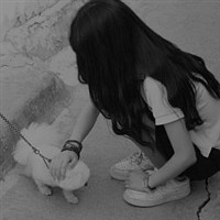 低着头的灰色长发女生头像:伴我左右_WWW.TQQA.COM