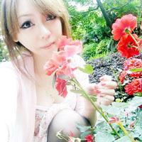 手里拿袋鱼的头像:蓝色背景唯美小清新_WWW.TQQA.COM