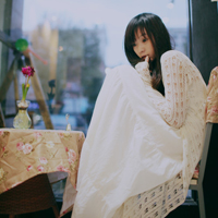 侧脸qq头像靠墙女生:意境任在_WWW.TQQA.COM