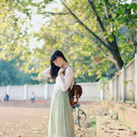 绿色意境女生头像:喜欢夏天闻雨的味道_WWW.TQQA.COM