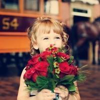 带花的女生头像:你是唯一不可替代_WWW.TQQA.COM