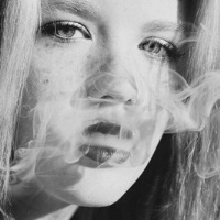 欧美抽烟女人头像:灰色:衮TMD蜜语甜言_WWW.TQQA.COM