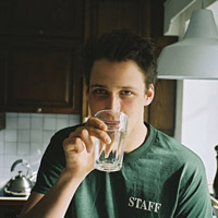 梦里的天堂i:欧美唯美意境男生头像_WWW.TQQA.COM