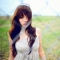手里拿袋鱼的头像:蓝色背景唯美小清新_WWW.TQQA.COM
