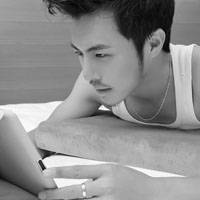 成熟男生QQ灰色头像:笑谈红尘_WWW.TQQA.COM