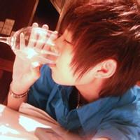 欧美头像男生喝酒_WWW.TQQA.COM