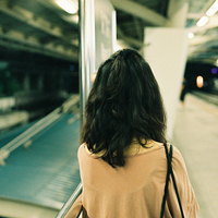 陪你把幸福装满:唯美女生背影长发头像:一个人不_WWW.TQQA.COM