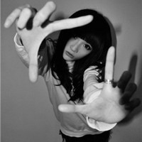 丢了回忆忘了你:伤感黑白女生头像:我的未来在哪_WWW.TQQA.COM