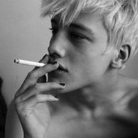 赤膊灰色抽烟的欧美男生头像:很冷酷_WWW.TQQA.COM