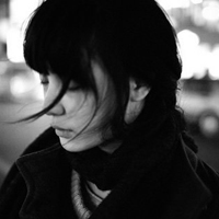 你的眼泪只是一种无奈:QQ灰色头像吧女头:爱上星_WWW.TQQA.COM