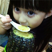 外国可爱小孩头像一左一右:天真无邪的容颜_WWW.TQQA.COM