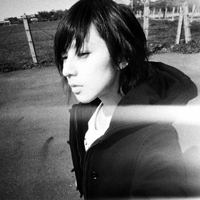 你的眼泪只是一种无奈:QQ灰色头像吧女头:爱上星_WWW.TQQA.COM