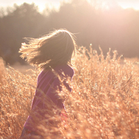 消失在人海的爱:森系背影头像女生:喜欢蓝色的百_WWW.TQQA.COM