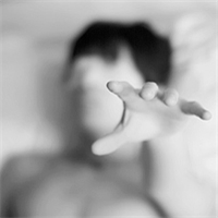 qq情侣头像:一男一女一左一右:温柔想念_WWW.TQQA.COM