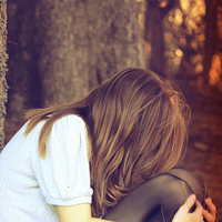 陪你把幸福装满:唯美女生背影长发头像:一个人不_WWW.TQQA.COM