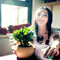 看淡一切:包括你:茶色的邻家小清新女生头像_WWW.TQQA.COM