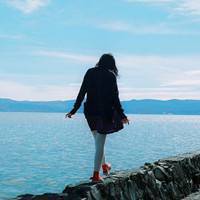 蓝色天空下的女生唯美头像:放手去爱_WWW.TQQA.COM