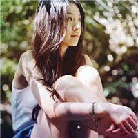 手里拿袋鱼的头像:蓝色背景唯美小清新_WWW.TQQA.COM