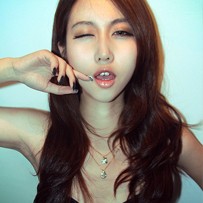 非主流女生个性头像:唱一首我们的歌_WWW.TQQA.COM