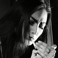 欧美颓废抽烟女生头像_WWW.TQQA.COM